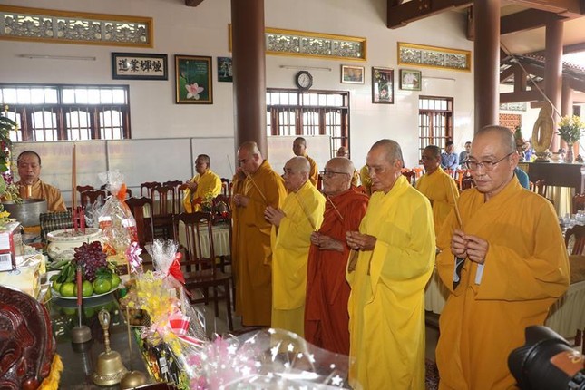 Chư tôn đức thắp hương tưởng niệm