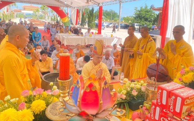 Chư Tăng thiết lễ cầu siêu tại Nghĩa trang Liệt sĩ huyện Thanh Chương
