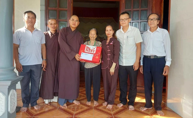 Trao quà đến Mẹ Việt Nam anh hùng