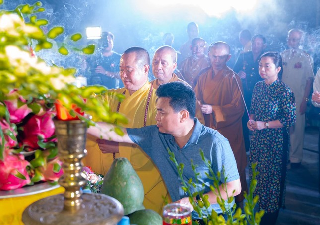 Thắp hương tưởng niệm