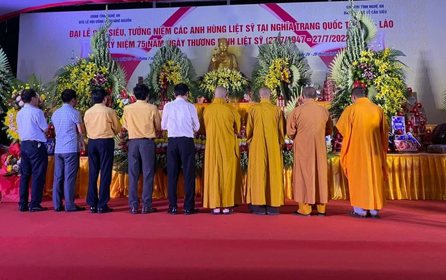 Chư tôn đức dâng hương tại Nghĩa trang Quốc tế Việt - Lào