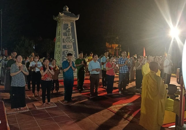 Thời kinh cầu siêu tại Đài tưởng niệm Nghĩa trang Liệt sĩ xã Quỳnh Yên (huyện Quỳnh Lưu)