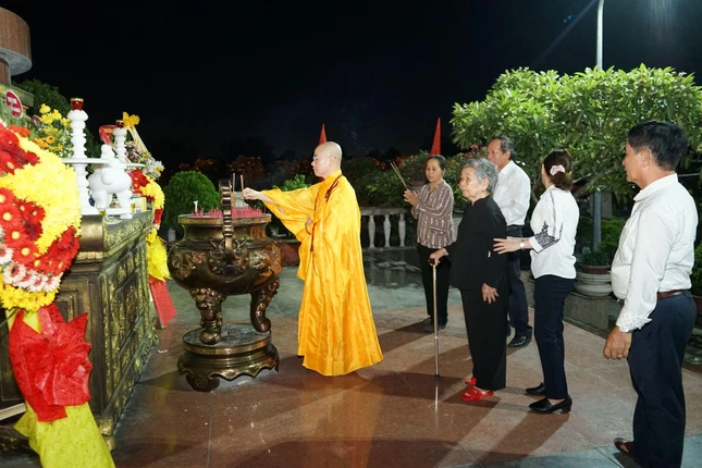 Thắp hương tưởng niệm, tri ân các anh hùng, liệt sĩ tại Nghĩa trang Liệt sĩ xã Hòa Tiến