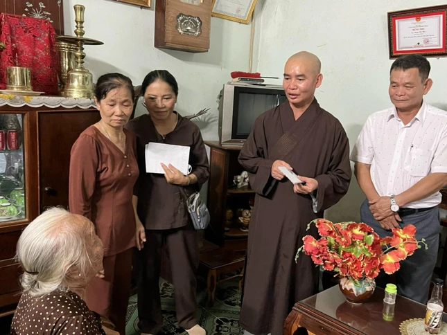 Đại đức Thích Tâm Trí trao quà đến các gia đình chính sách