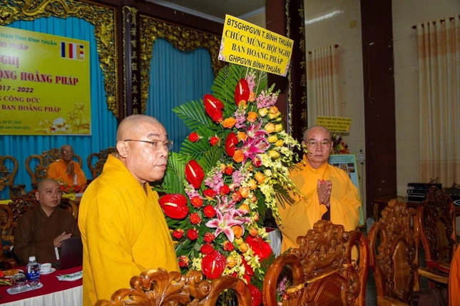 Ban Trị sự GHPGVN tỉnh Bình Thuận tặng hoa chúc mừng