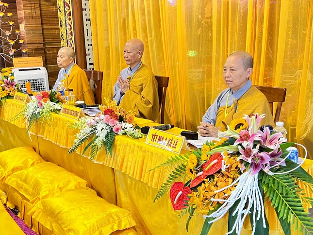 Tam sư đàn Tỳ-kheo-ni