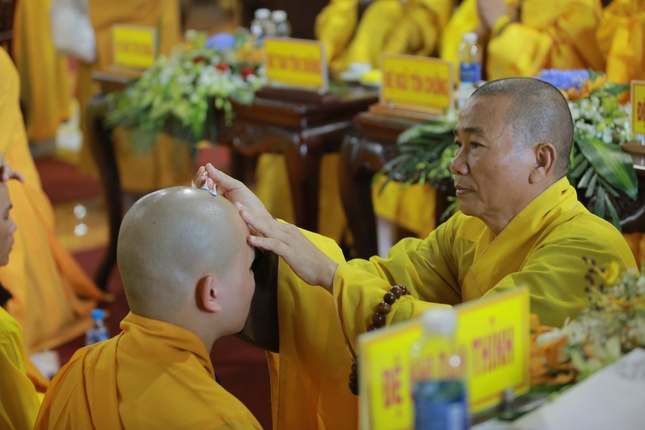 Tấn hương cúng dường Tam bảo sau khi đã phát nguyện lãnh thọ Bồ-tát giới