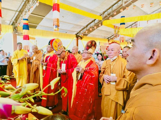 Chư tôn đức niêm hương cầu nguyện