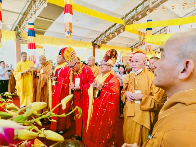 Chư tôn đức niêm hương cầu nguyện