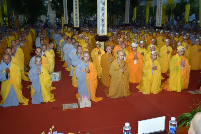 Giới tử Tăng tại lễ bế mạc