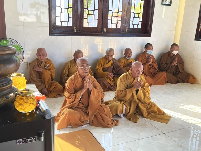 Chư Tăng thính giới tại chùa Phổ Đà Sơn