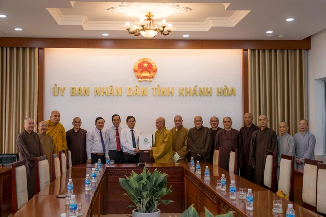 Tân Ban Trị sự GHPGVN tỉnh Khánh Hòa chụp ảnh lưu niệm tại UBND tỉnh - Ảnh: Quốc Huy