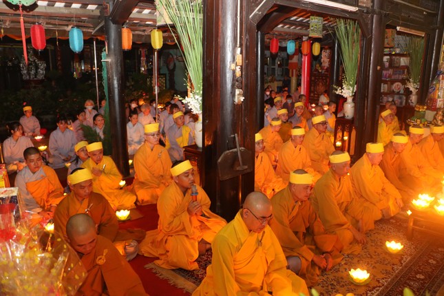 Thắp nến tưởng niệm bậc ân sư