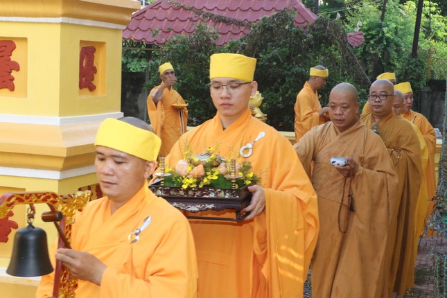 Môn đồ pháp quyến hữu nhiễu bảo tháp cố Trưởng lão Hòa thượng