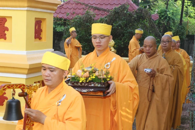 Môn đồ pháp quyến hữu nhiễu bảo tháp cố Trưởng lão Hòa thượng Môn đồ pháp quyến hữu nhiễu bảo tháp cố Trưởng lão Hòa thượng