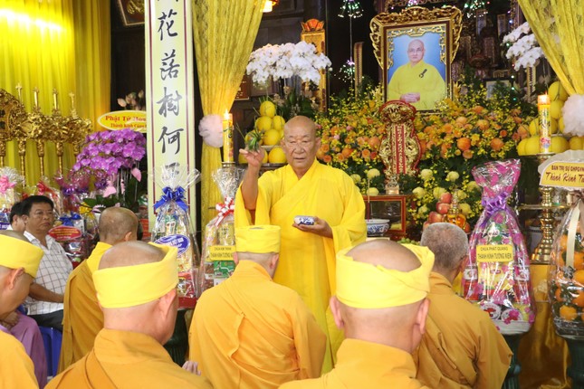 Hòa thượng Thích Nhật Quang cử hành nghi thức xả tang cho môn đồ pháp quyến