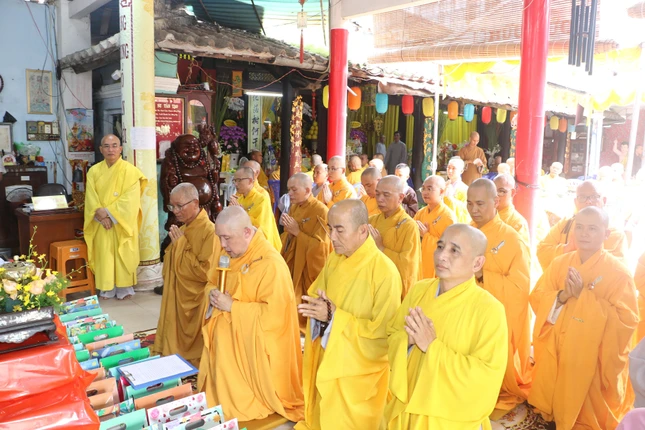 Thượng tọa Thích Trí Chơn thay mặt môn đồ pháp quyến dâng lời tác bạch cúng dường Thượng tọa Thích Trí Chơn thay mặt môn đồ pháp quyến dâng lời tác bạch cúng dường