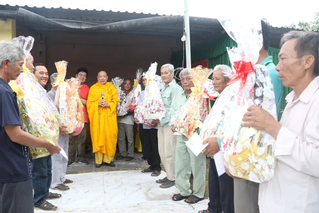 Trao quà đến bà con có hoàn cảnh khó khăn