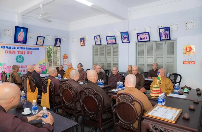 Chư tôn đức Ban Thường trực Ban Trị sự GHPGVN tỉnh Khánh Hòa tham dự phiên họp - Ảnh: Quốc Huy