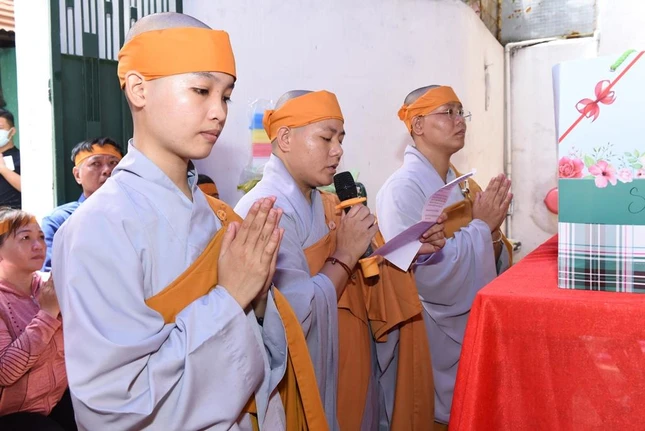 Sư cô Thích nữ Hương Tâm dâng lời tác bạch