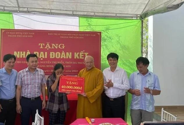 Trao bảng tượng trưng hỗ trợ 40 triệu đồng gia đình bà Nguyễn Thị Hiền Trao bảng tượng trưng hỗ trợ 40 triệu đồng gia đình bà Nguyễn Thị Hiền