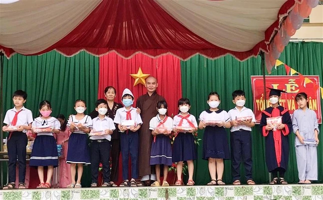 Đại đức Thích Tâm Trí tận tay trao quà cho các em học sinh