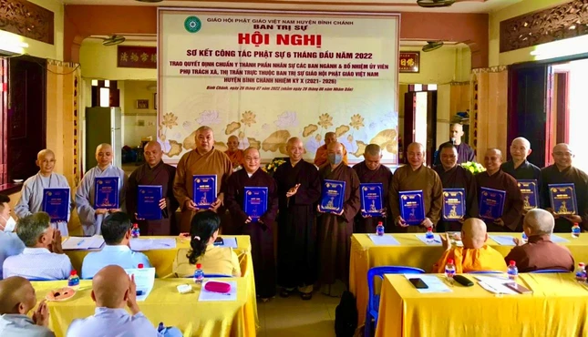 Trao quyết định chuẩn y nhân sự đến các ban chuyên ngành