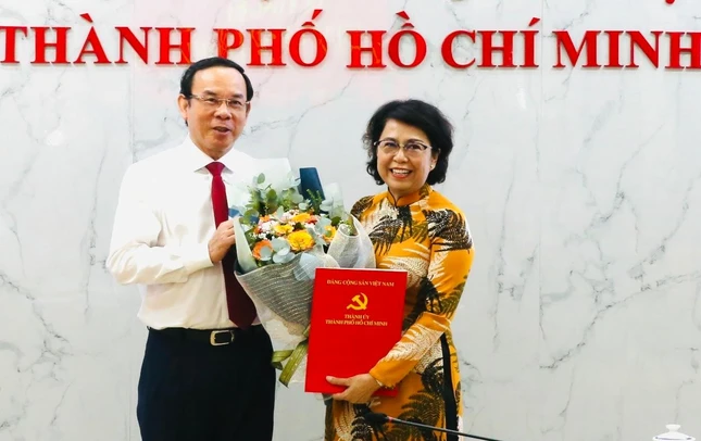 Bí thư Thành ủy TP.HCM Nguyễn Văn Nên tặng hoa và trao quyết định đến bà Tô Thị Bích Châu