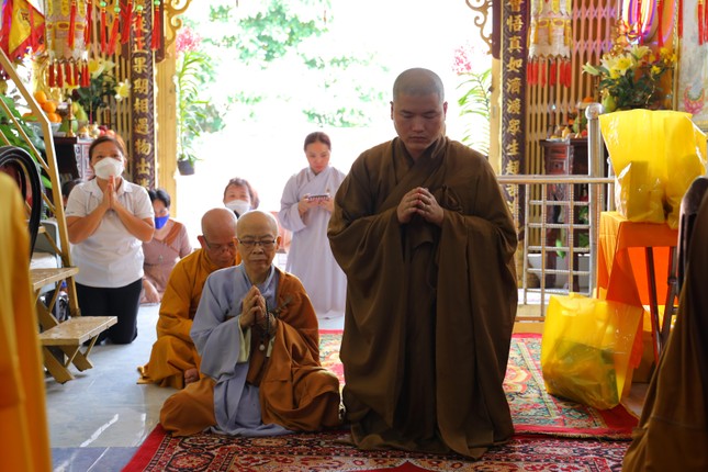 Đại đức Thích Tâm Toàn dâng lời tác bạch cúng dường Đại đức Thích Tâm Toàn dâng lời tác bạch cúng dường