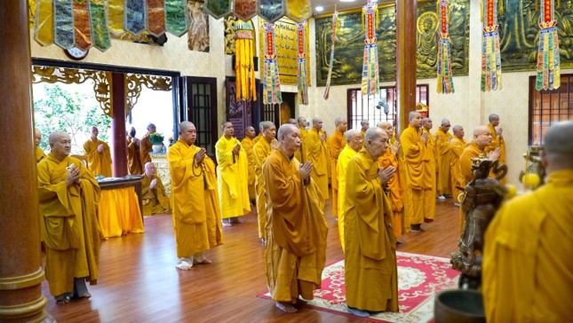 Chư tôn đức đảnh lễ Tam bảo