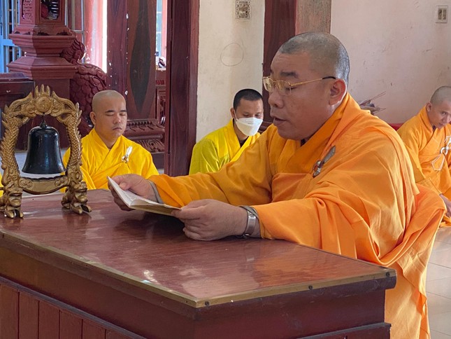 Thượng tọa Thích Pháp Huệ trùng tuyên giới luật - Ảnh: C.P