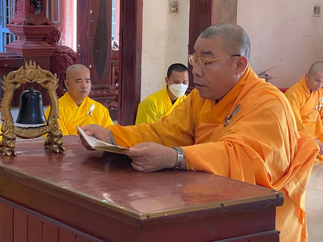 Thượng tọa Thích Pháp Huệ trùng tuyên giới luật - Ảnh: C.P