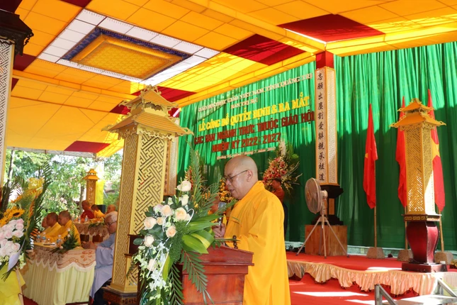 Thượng tọa Thích Đạo Không đọc quyết định chuẩn y nhân sự