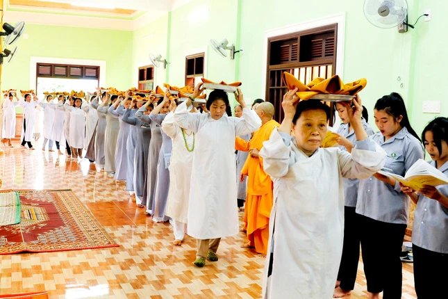 Phật tử dâng cúng pháp y