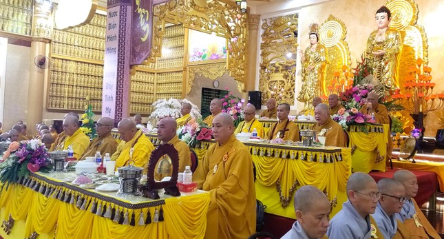 Chư tôn đức chứng minh buổi lễ cúng dường tại trai đường chùa Long Vân