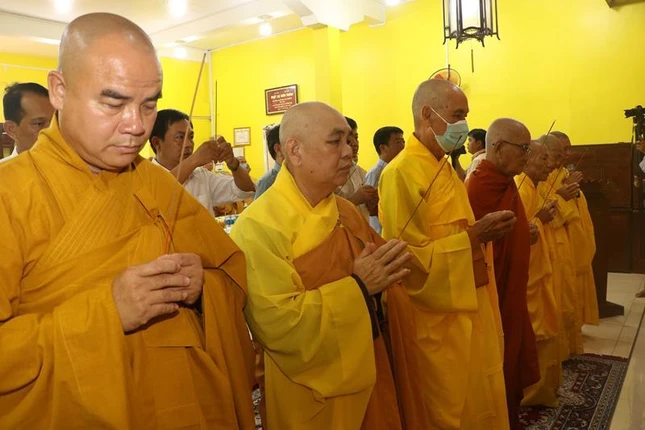 Chư tôn đức cùng đại biểu chính quyền dâng hương tưởng niệm