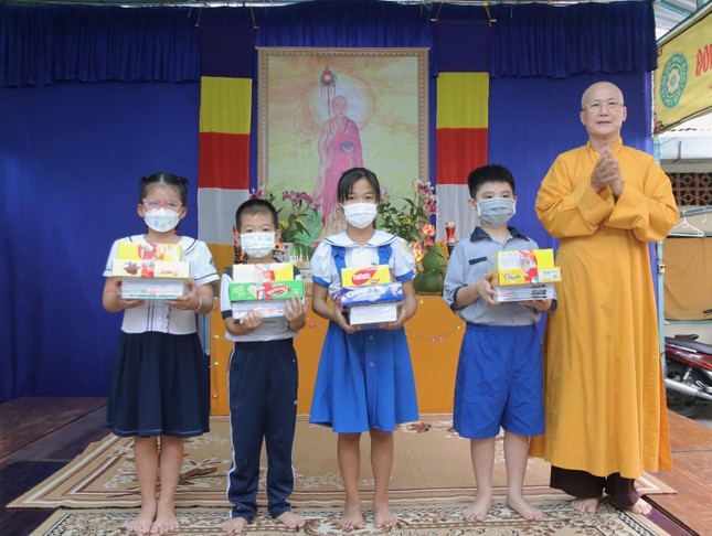 Hòa thượng Thích Chơn Không trao quà đến các em Hòa thượng Thích Chơn Không trao quà đến các em