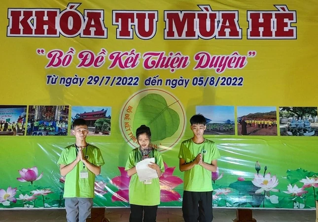 Đại diện các bạn trẻ tham dự khóa tu dâng lời phát nguyện thực hiện nội quy khóa tu, đoàn kết giúp đỡ nhau trong thời gian tu học tại chùa Đại diện các bạn trẻ tham dự khóa tu dâng lời phát nguyện thực hiện nội quy khóa tu, đoàn kết giúp đỡ nhau trong thời gian tu học tại chùa
