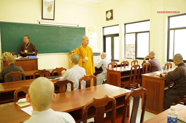 Hòa thượng Viện trưởng thị sát phòng thi