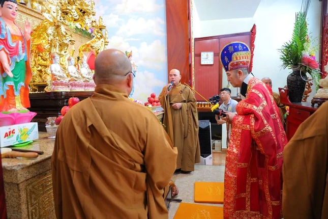 Ban Kinh sư thực hiện nghi thức cúng ngọ