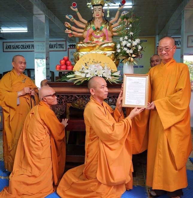 Hòa thượng Thích Huệ Văn trao quyết định bổ nhiệm trụ trì đến Đại đức Thích Thiện Lực Hòa thượng Thích Huệ Văn trao quyết định bổ nhiệm trụ trì đến Đại đức Thích Thiện Lực