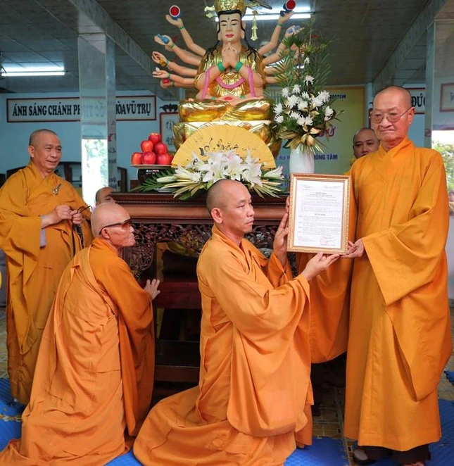 Hòa thượng Thích Huệ Văn trao quyết định bổ nhiệm trụ trì đến Đại đức Thích Thiện Lực