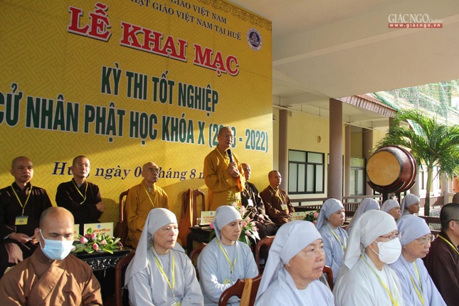 Hòa thượng Viện trưởng khuyến tấn Tăng Ni sinh