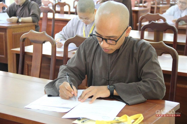 Tăng Ni sinh nghiêm túc làm bài