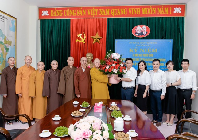 Ban Trị sự GHPGVN tỉnh Thanh Hóa tặng hoa chúc mừng đến Ban Tôn giáo tỉnh