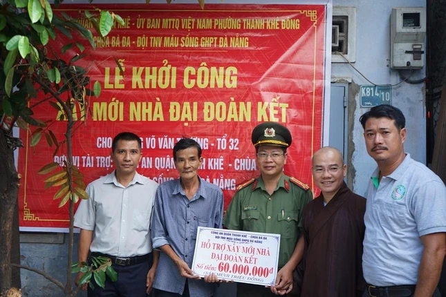 Trao bảng tượng trưng hỗ trợ 60 triệu đồng xây mới nhà Đại đoàn kết Trao bảng tượng trưng hỗ trợ 60 triệu đồng xây mới nhà Đại đoàn kết