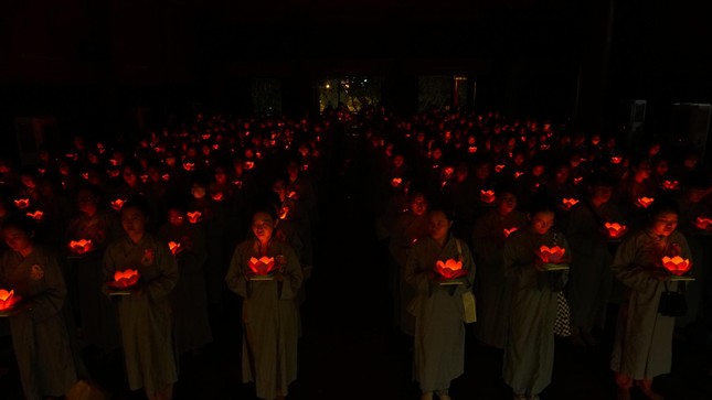 Thắp hoa đăng cầu nguyện