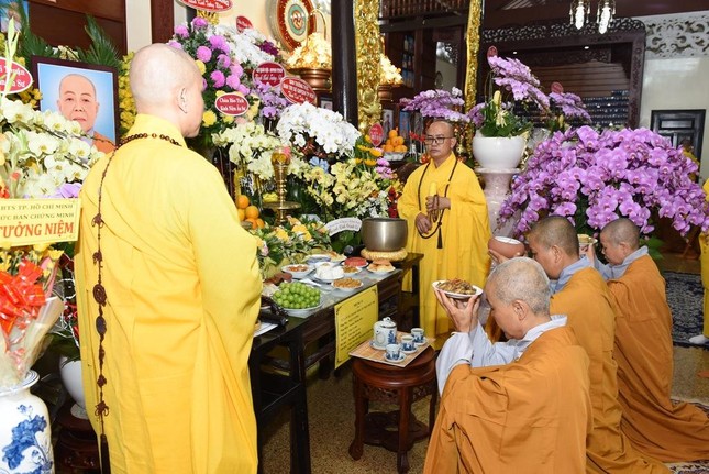 Môn đồ đệ tử dâng phạn thực cúng dường