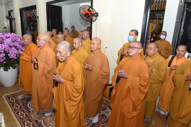 Chư tôn đức dâng hương tưởng niệm