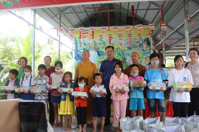 Trao sách giáo khoa cho các em học sinh